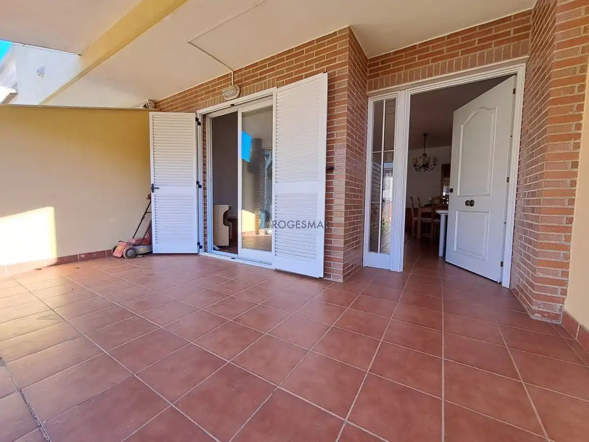 Einfamilien-Reihenhaus zum Verkauf in Benicasim / Benicàssim mit Privatgarten, Terrasse und Balkon