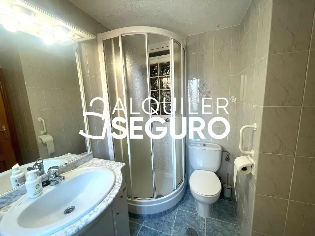 Bany de Pis de lloguer en Madrid amb Aire condicionat, Calefacció i Terrassa