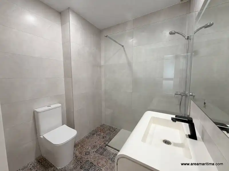 Badezimmer von Erdgeschoss zur Miete in Valencia mit Klimaanlage, Terrasse und Ofen