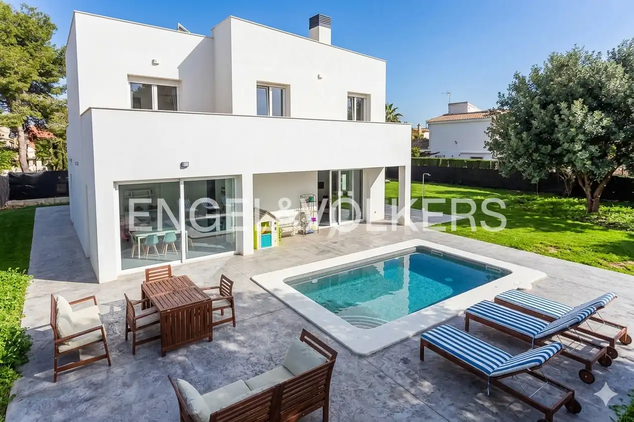 Vista exterior de Casa o xalet en venda en Tomares amb Aire condicionat, Calefacció i Jardí privat
