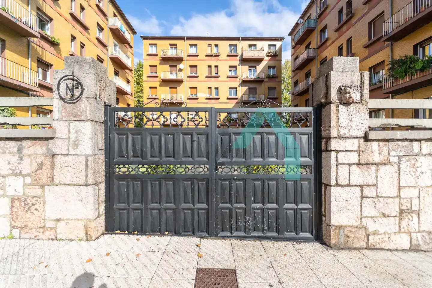 Außenansicht von Wohnung zum Verkauf in Oviedo  mit Heizung, Parkett und Terrasse