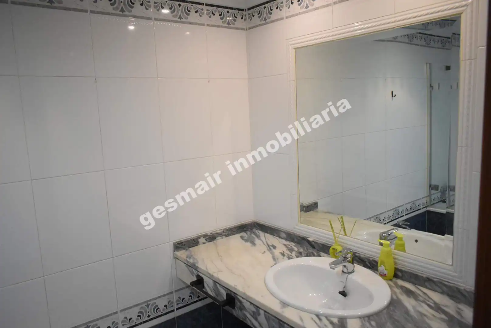 Baño de Piso de alquiler en Pontevedra Capital  con Calefacción, Parquet y Trastero