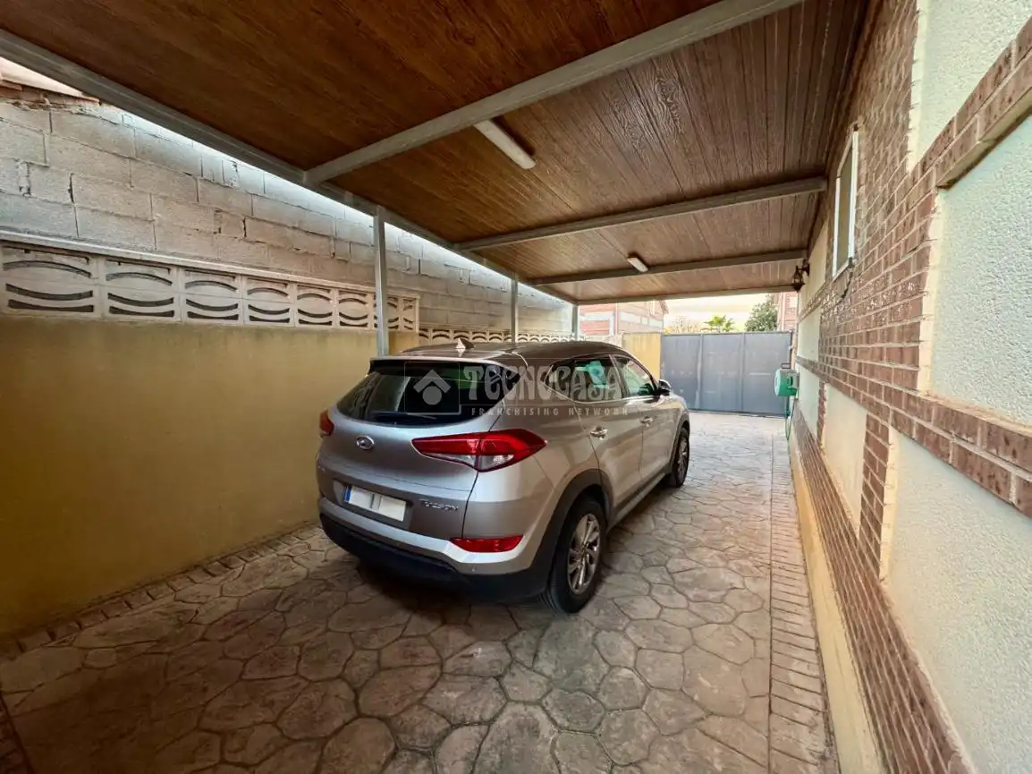 Vista exterior de Casa adosada en venta en Villanueva de la Torre con Aire acondicionado