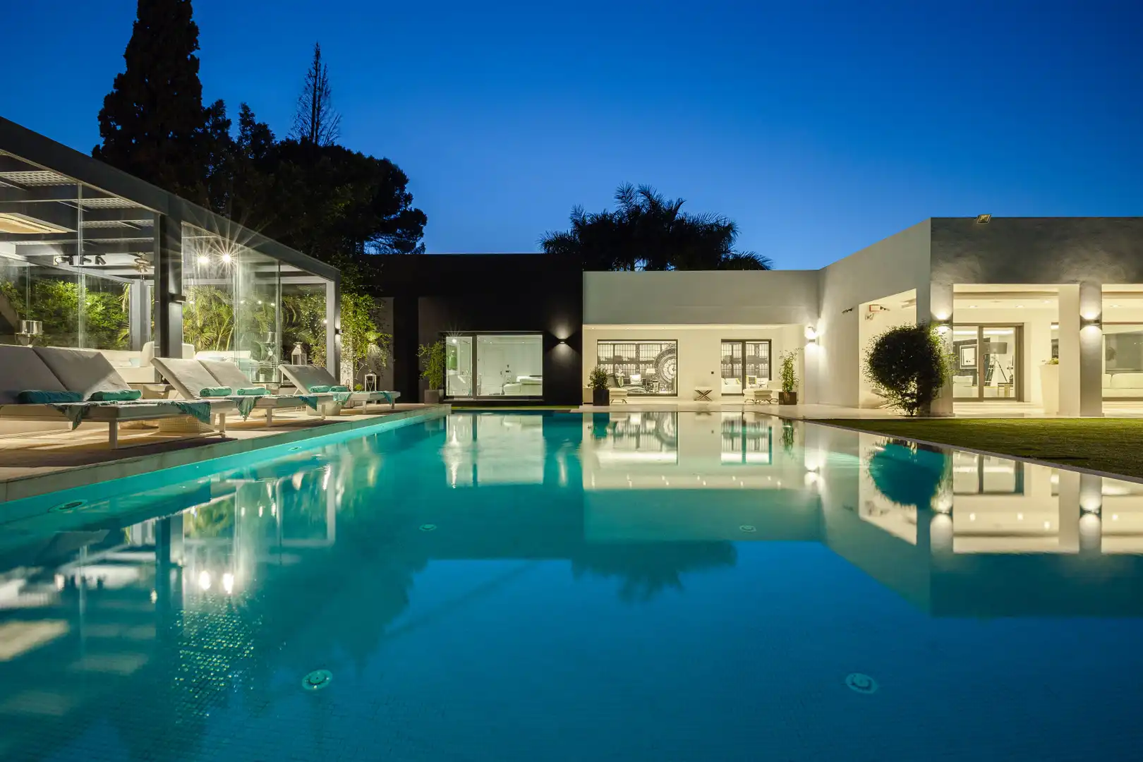 Piscina de Casa o xalet en venda en Nueva Andalucía