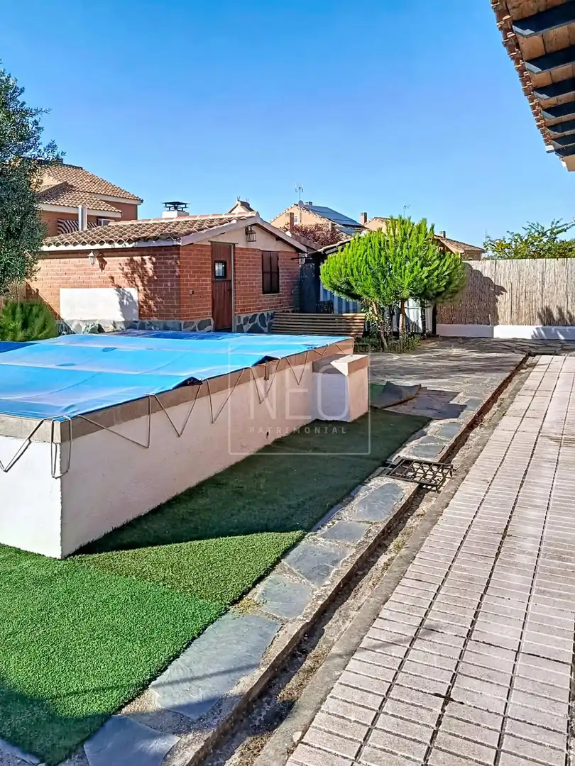 Piscina de Casa o xalet en venda en Moraleja de Enmedio amb Calefacció, Jardí privat i Terrassa