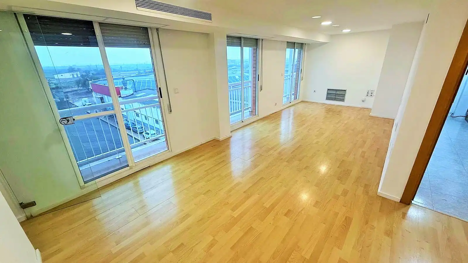 Appartamento con terrazza in affitto a Calle Maximiliano Thous
