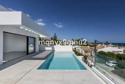 Chalet con piscina en venta en El Faro de Calaburra - Chaparral, imagen 2