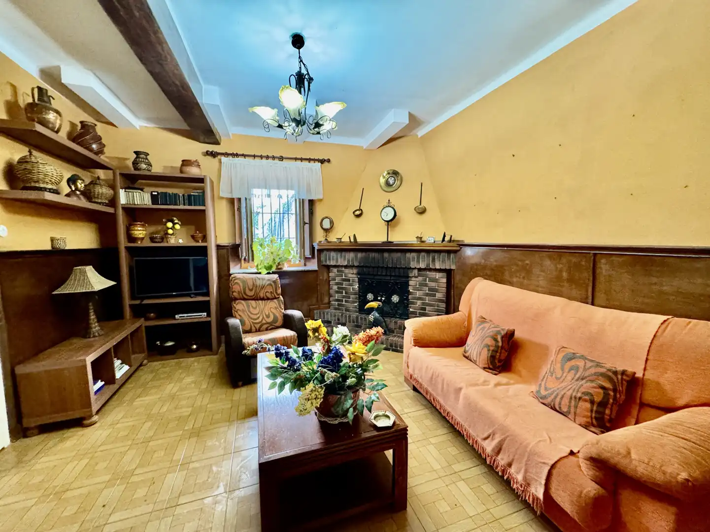 Sala de estar de Casa adosada en venta en Molledo con Parquet, Terraza y Amueblado
