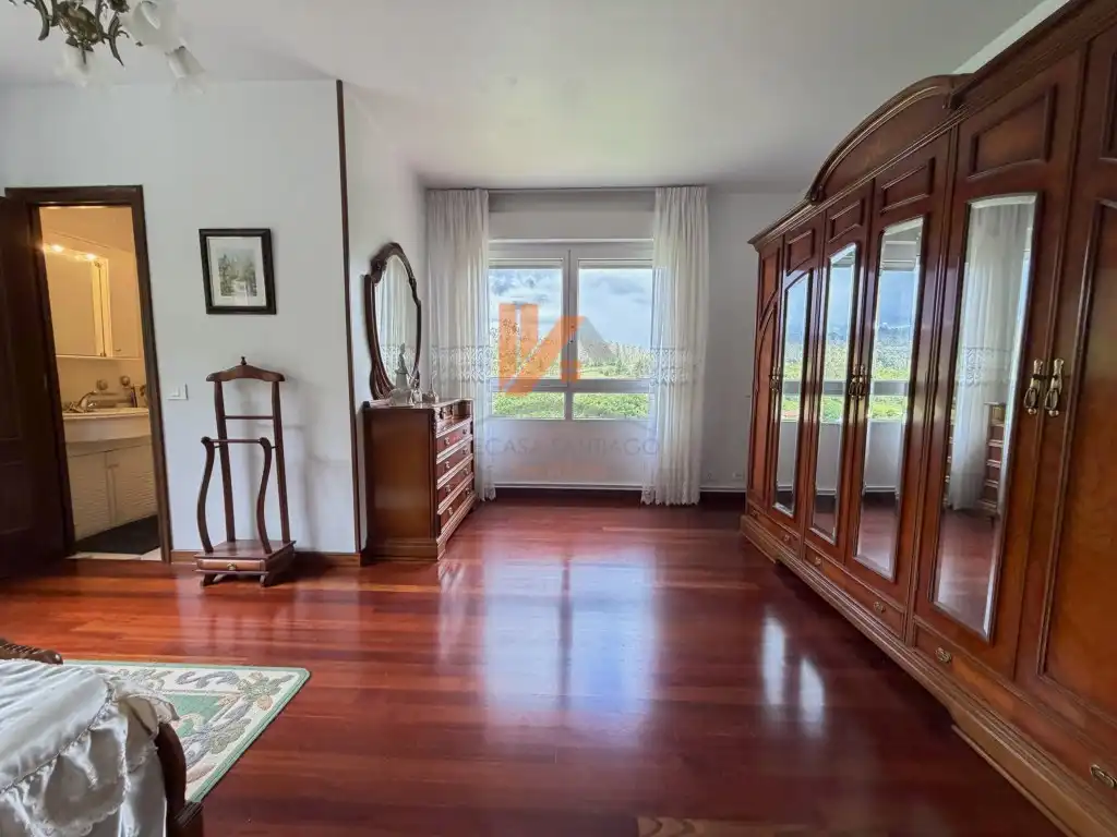 Dormitori de Casa o xalet en venda en Santiago de Compostela  amb Jardí privat, Moblat i Forn