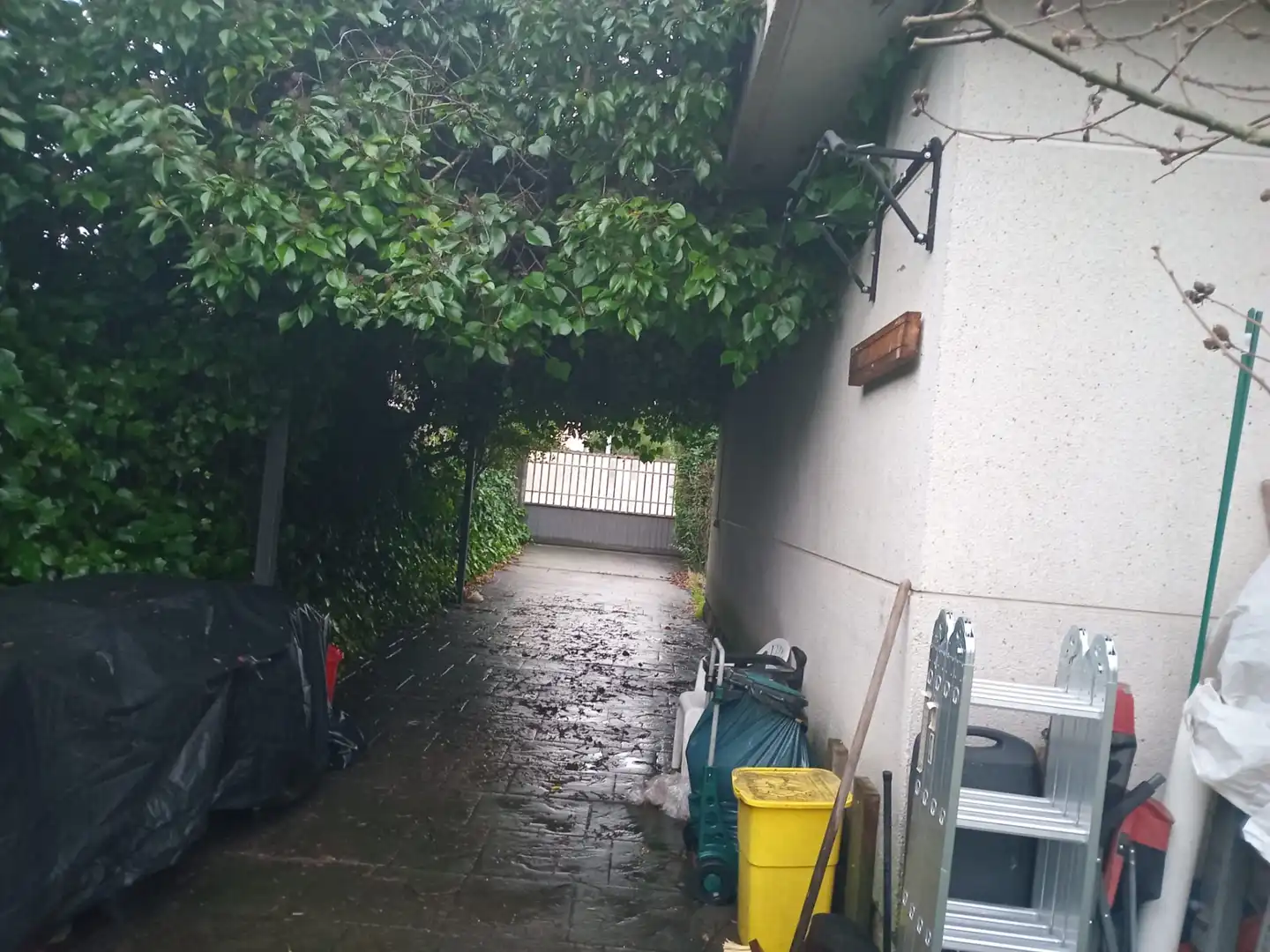 Vista exterior de Casa o xalet en venda en El Casar amb Calefacció, Jardí privat i Terrassa