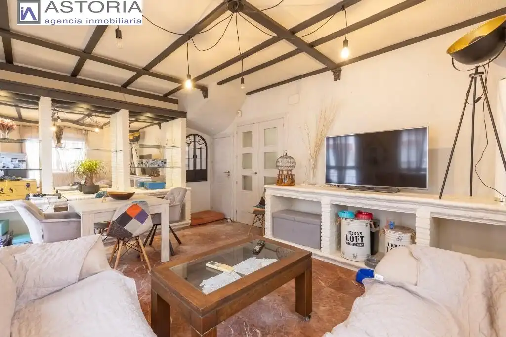 Sala d'estar de Casa adosada en venda en Granada amb Terrassa i Piscina comunitària