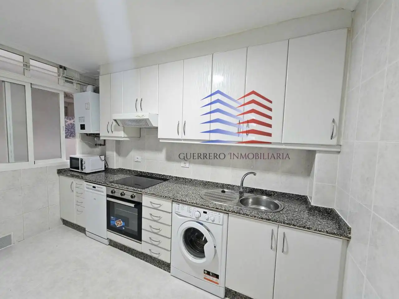Cocina de Piso de alquiler en Ourense Capital  con Calefacción, Parquet y Alarma