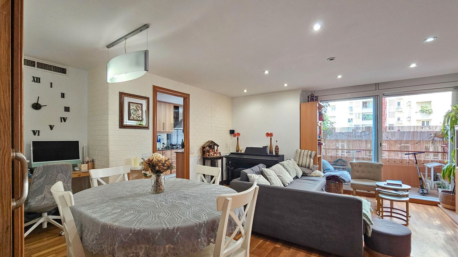 Sala d'estar de Pis en venda en  Barcelona Capital amb Aire condicionat, Calefacció i Parquet