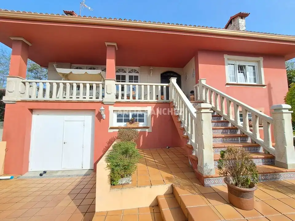 Vista exterior de Casa o chalet en venta en Boiro con Calefacción, Trastero y Amueblado