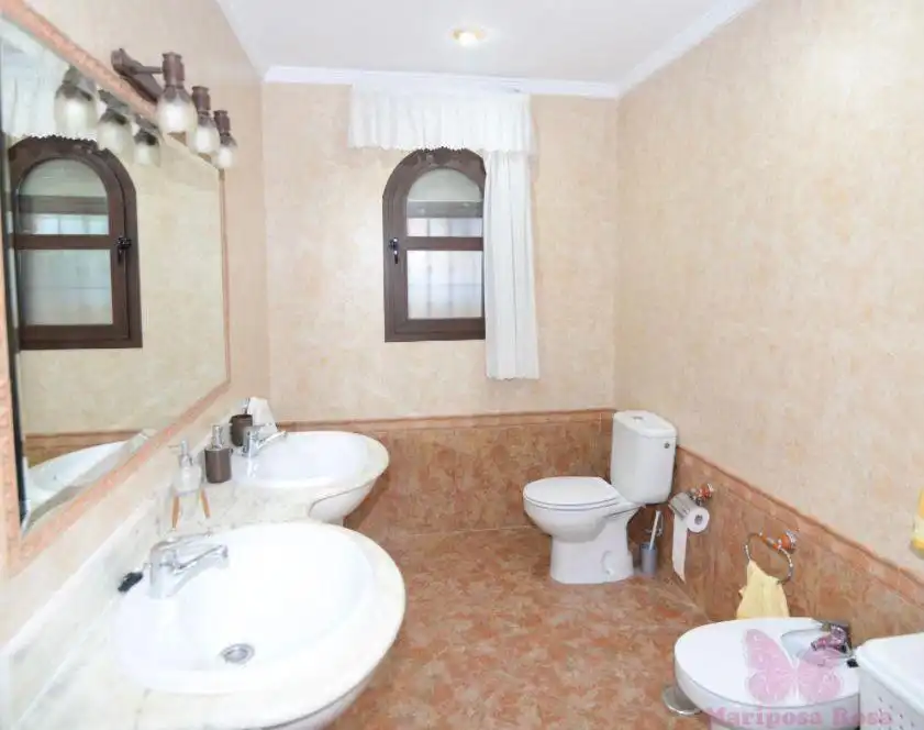Bathroom of Houses for sale in Chiclana de la Frontera  with Air Conditioner, Swimming Pool and Alarm