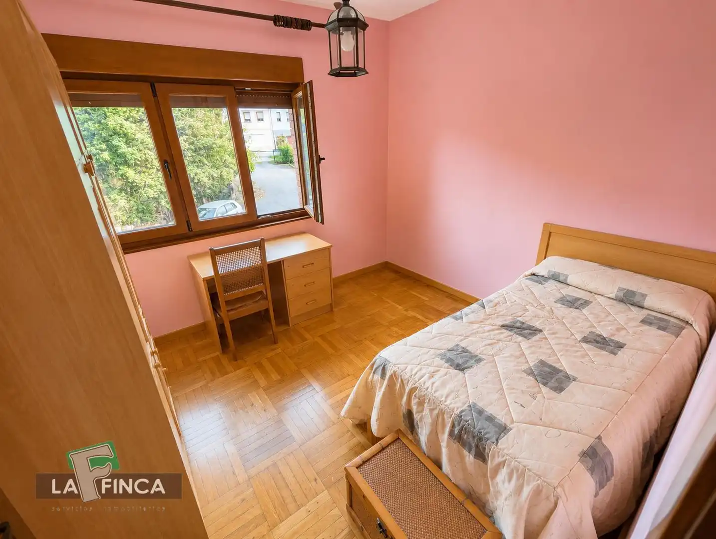 Dormitori de Casa o xalet en venda en Siero amb Calefacció, Parquet i Terrassa
