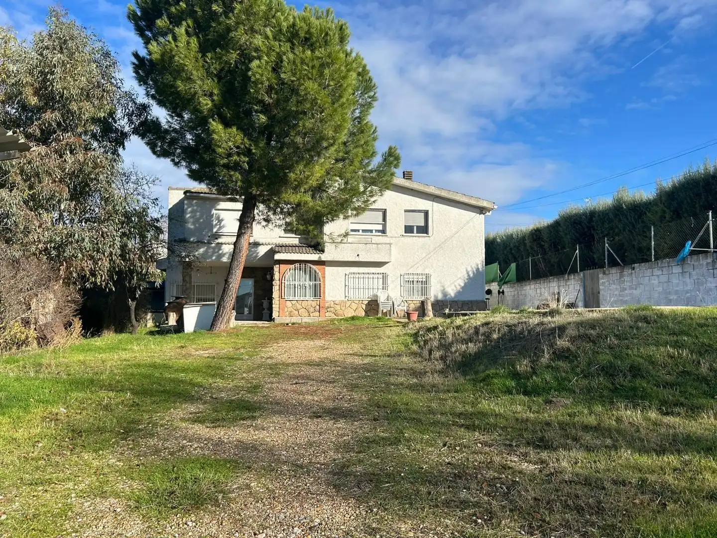 Vista exterior de Casa o xalet en venda en Villalbilla amb Jardí privat i Piscina