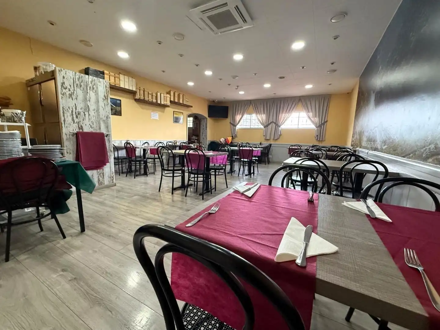 Business premises for transfer in Carrer dels Marquesos de Barberà, imagen 3