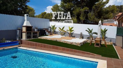 Chalet de 6 hab. con piscina y placas solares