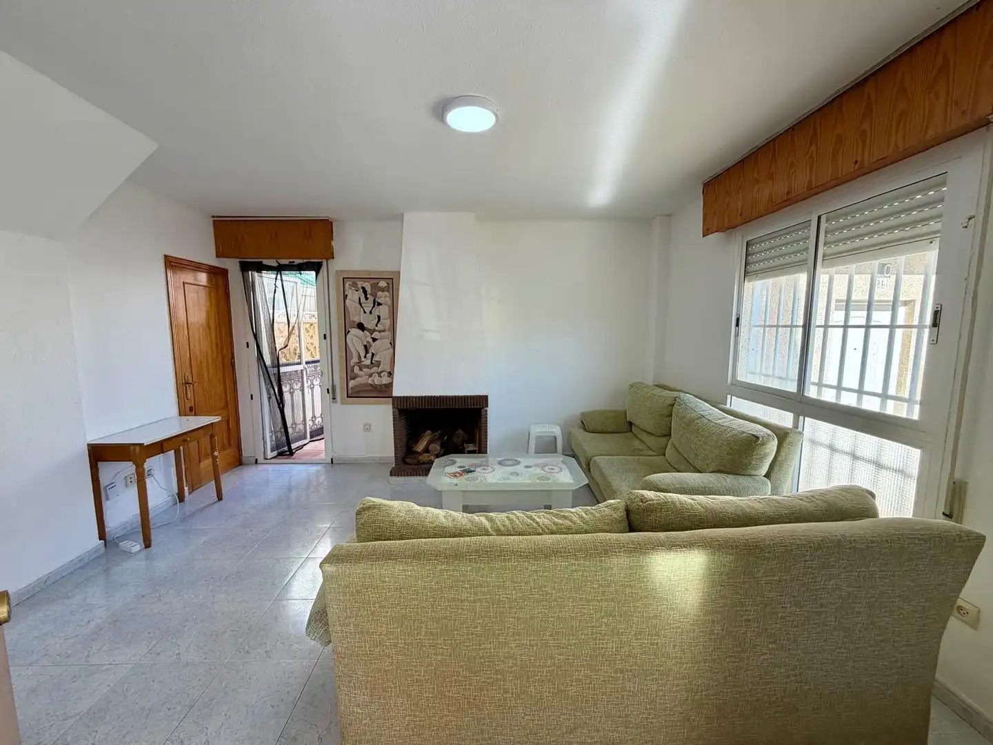 Sala de estar de Casa adosada en venta en Almería con Jardín privado, Terraza y Amueblado