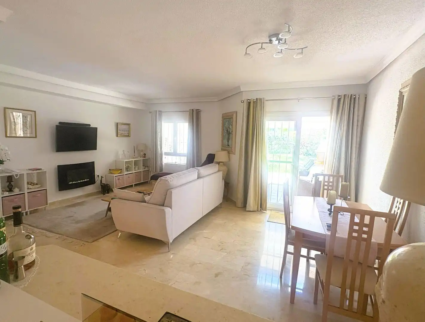 Sala d'estar de Casa adosada en venda en Manilva amb Aire condicionat, Terrassa i Traster