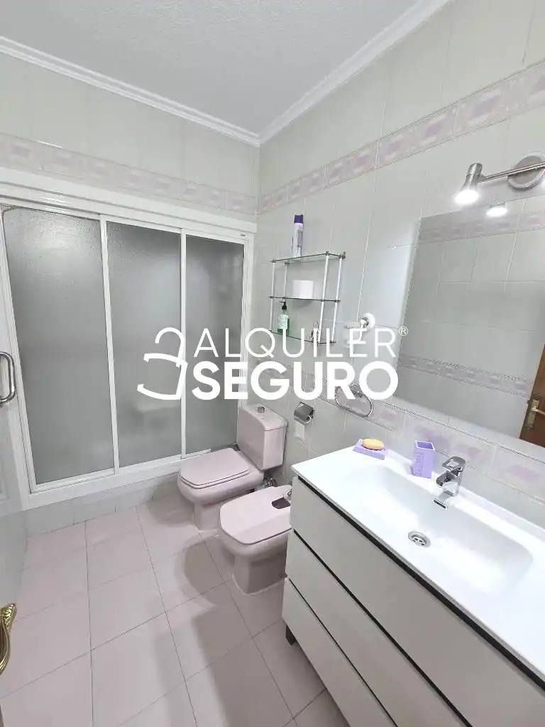 Baño de Piso de alquiler en Alcalá de Henares con Aire acondicionado, Calefacción y Terraza