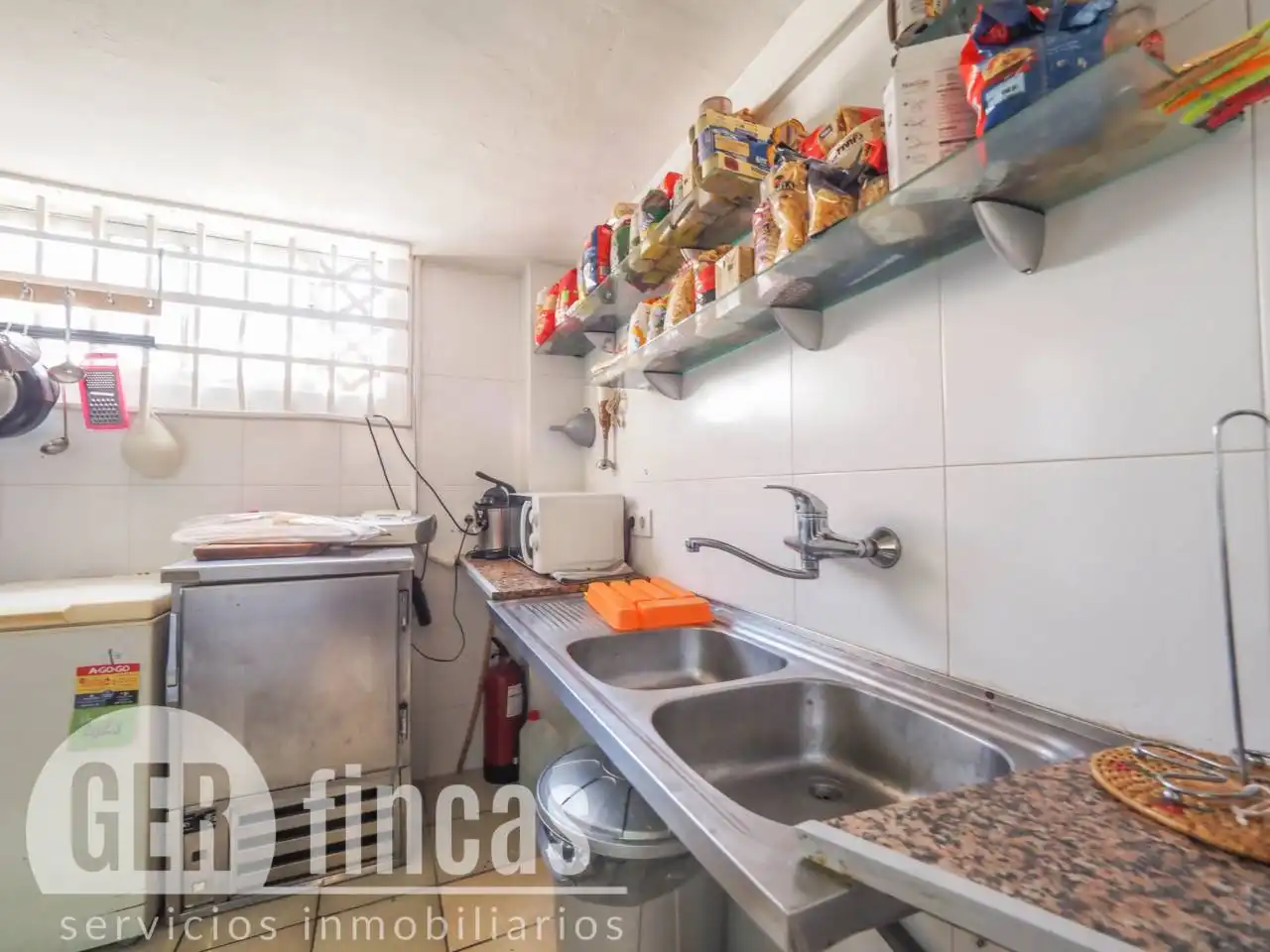 Cuina de Local en venda en Terrassa amb Aire condicionat