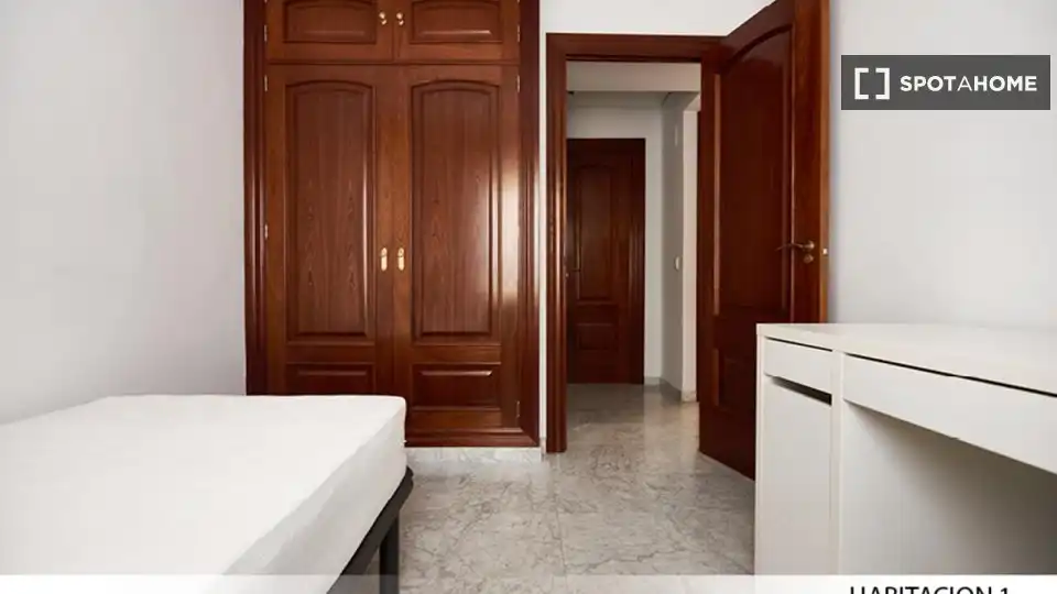 Bedroom of Flat for rent in Sevilla  with Air Conditioner, Heating and Furnished
