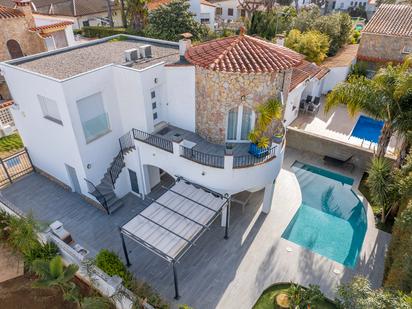 Vista exterior de Casa o xalet en venda en Empuriabrava amb Aire condicionat, Jardí privat i Terrassa