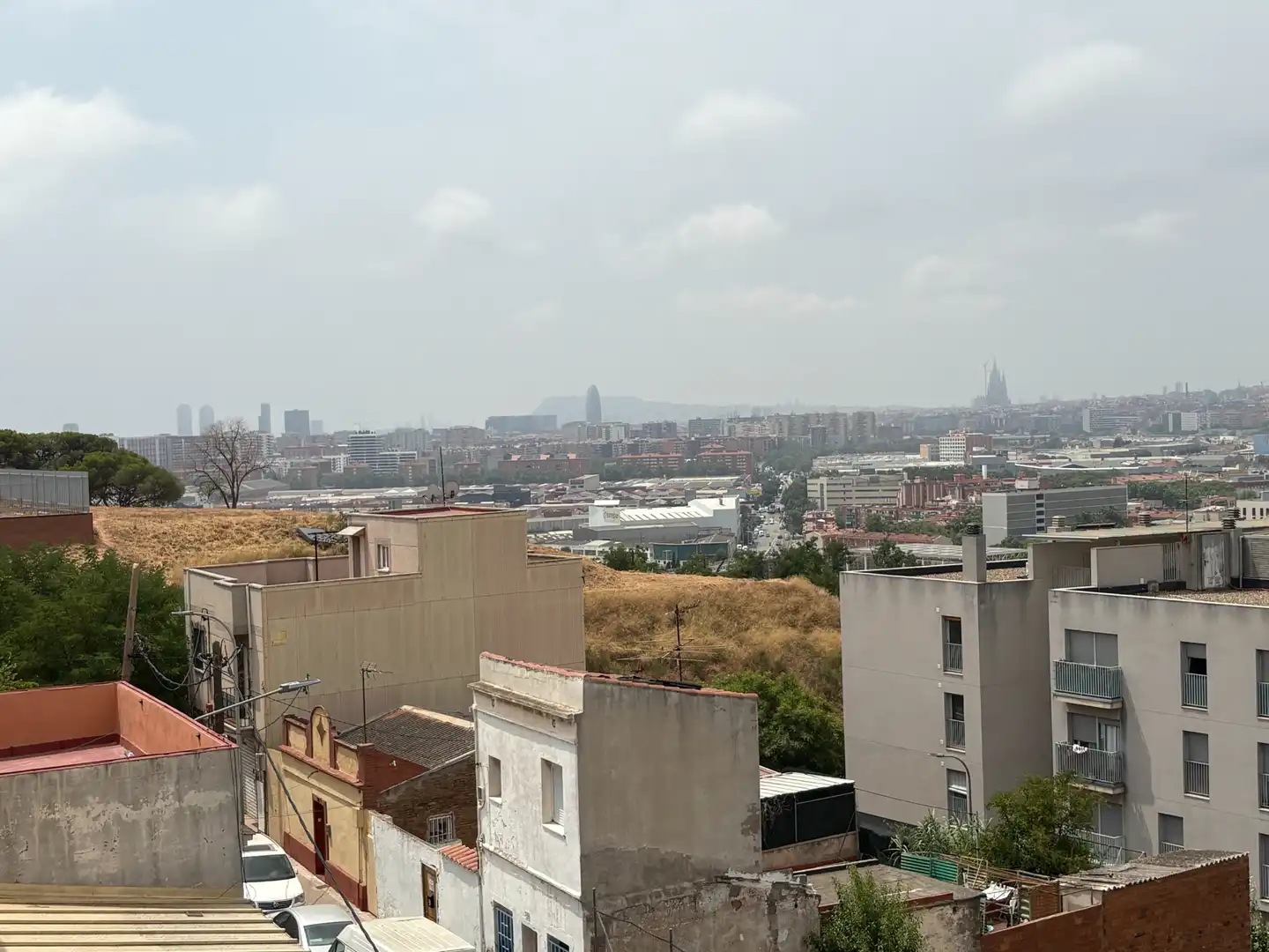 Vista exterior de Àtic en venda en Santa Coloma de Gramenet amb Aire condicionat, Calefacció i Terrassa