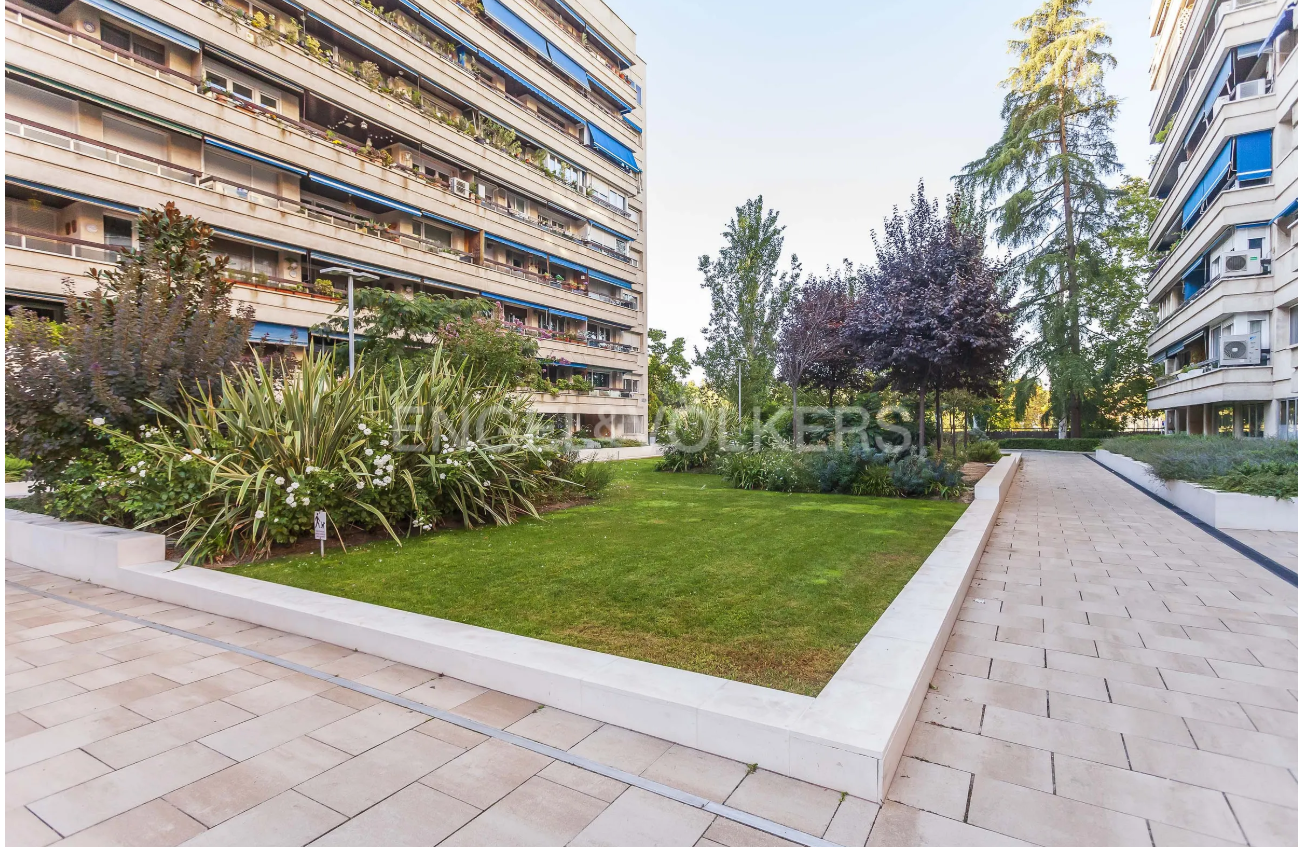 Exterior view of Apartment for sale in  Madrid Capital  with Heating, Private garden and Terrace