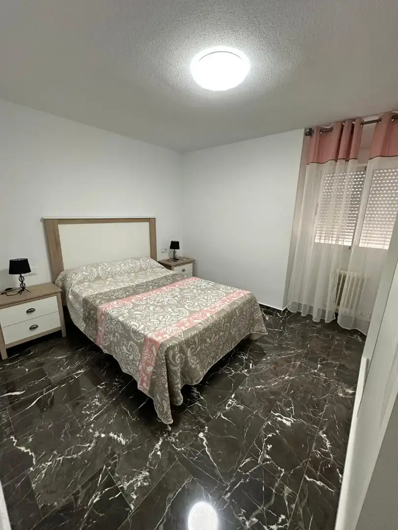 Dormitori de Pis de lloguer en Jaén amb Aire condicionat, Calefacció i Moblat