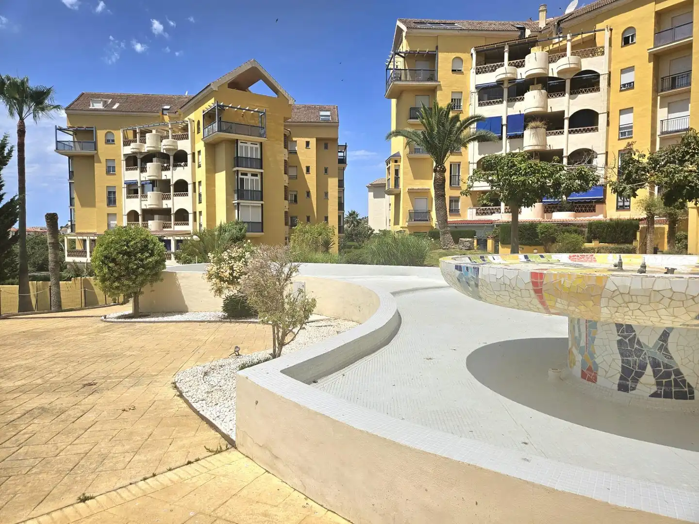 Vista exterior de Àtic en venda en Benalmádena amb Aire condicionat, Jardí privat i Terrassa