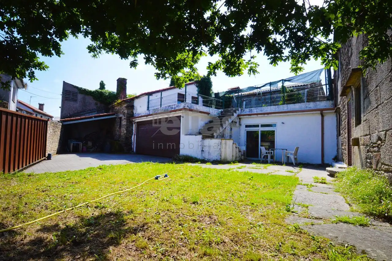 Vista exterior de Casa o xalet en venda en Vimianzo amb Calefacció, Jardí privat i Terrassa