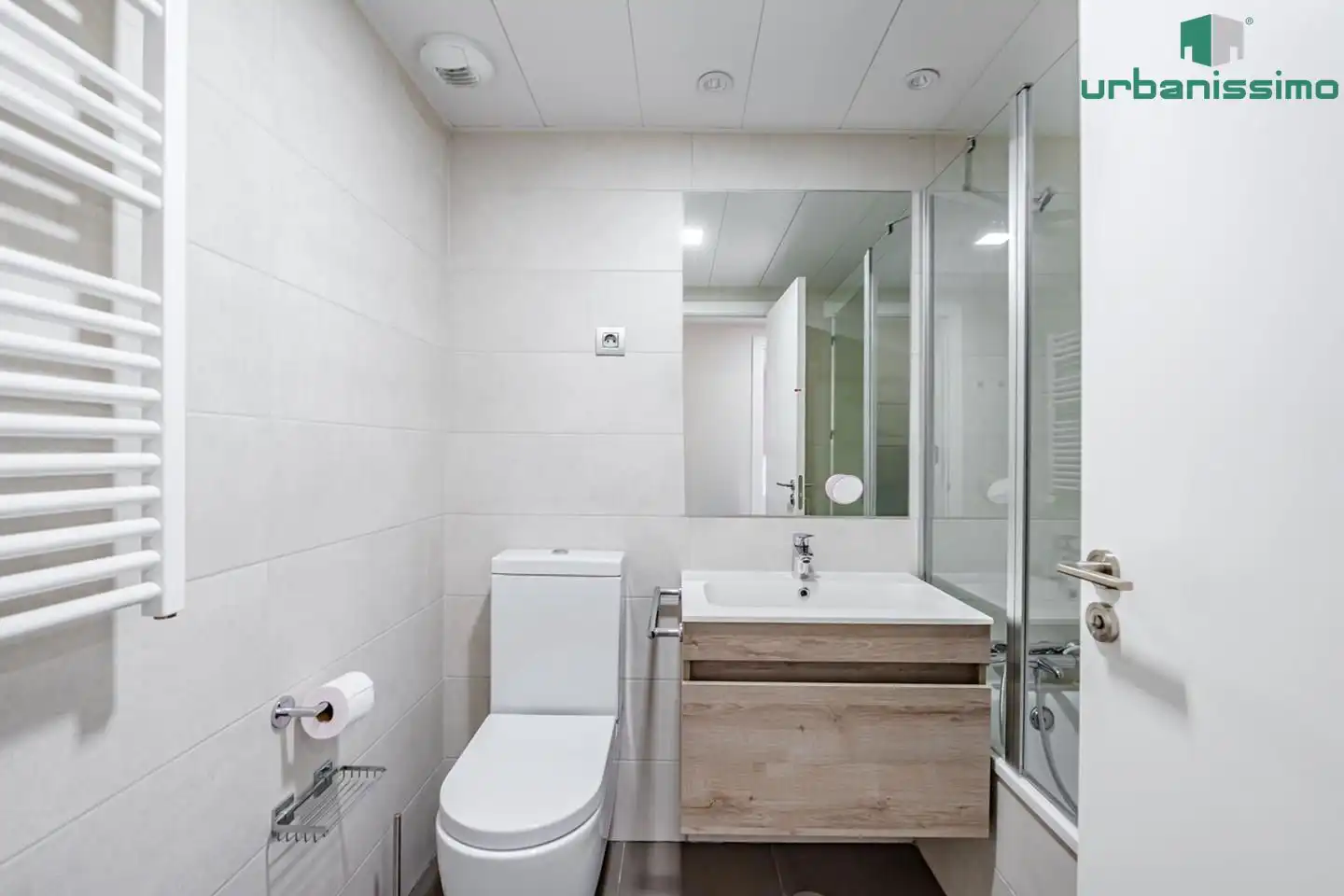 Bathroom of Flat for sale in Madrid  with Air Conditioner, Terrace and Storage room