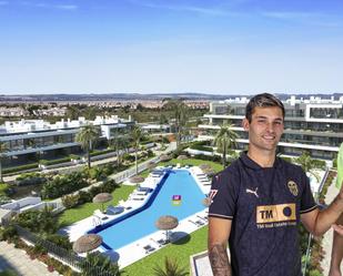 Vista exterior de Pis en venda en Torrevieja amb Aire condicionat, Terrassa i Piscina