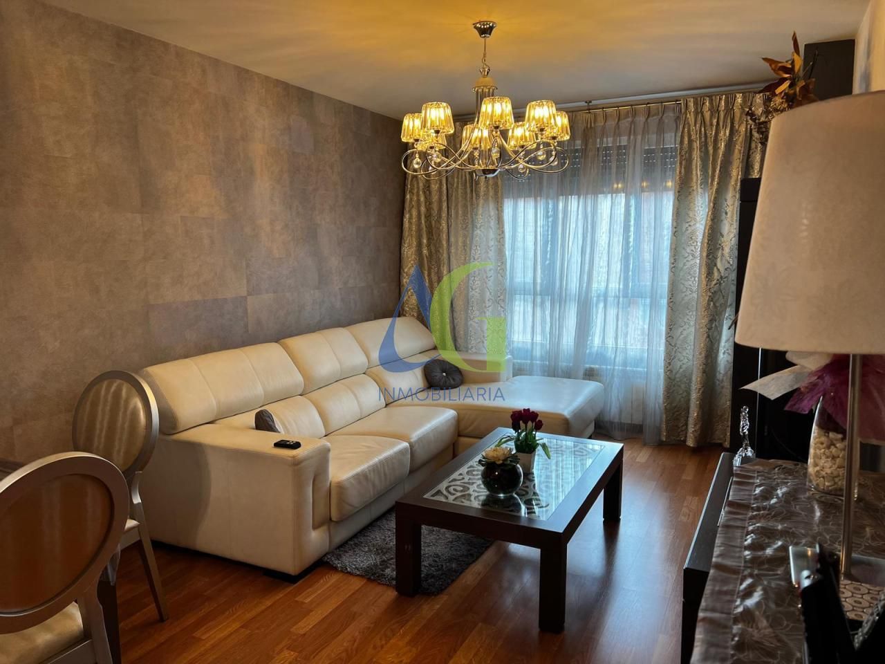 Sala d'estar de Pis en venda en Villaquilambre amb Calefacció, Parquet i Terrassa