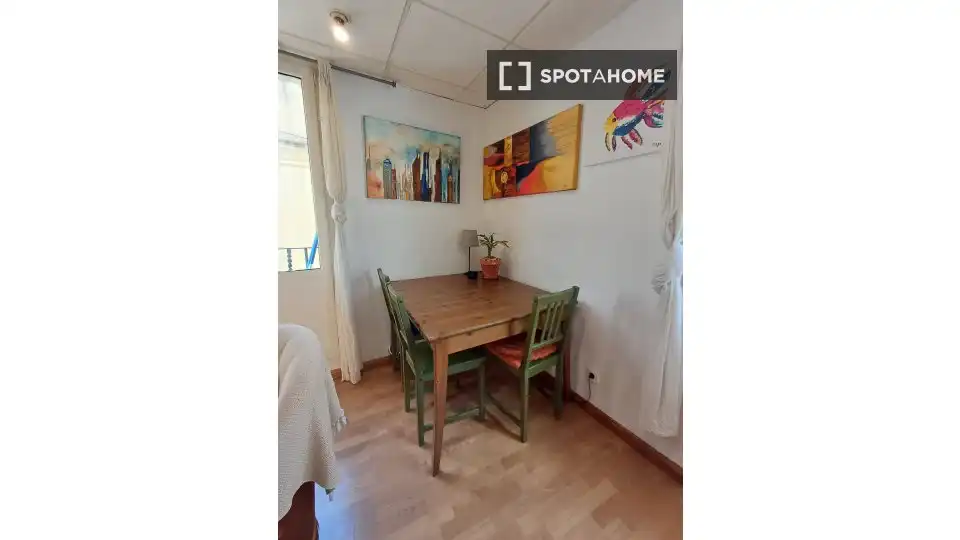 Comedor de Piso de alquiler en Barcelona con Aire acondicionado, Calefacción y Amueblado