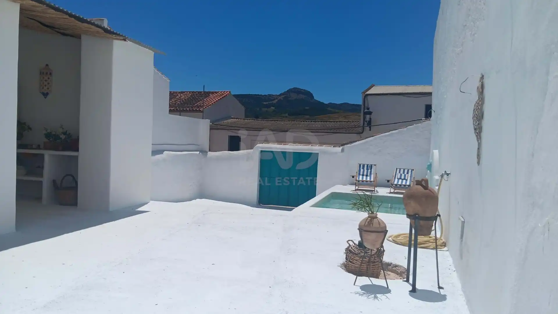 Vista exterior de Casa o chalet en venta en Serrato con Terraza y Piscina