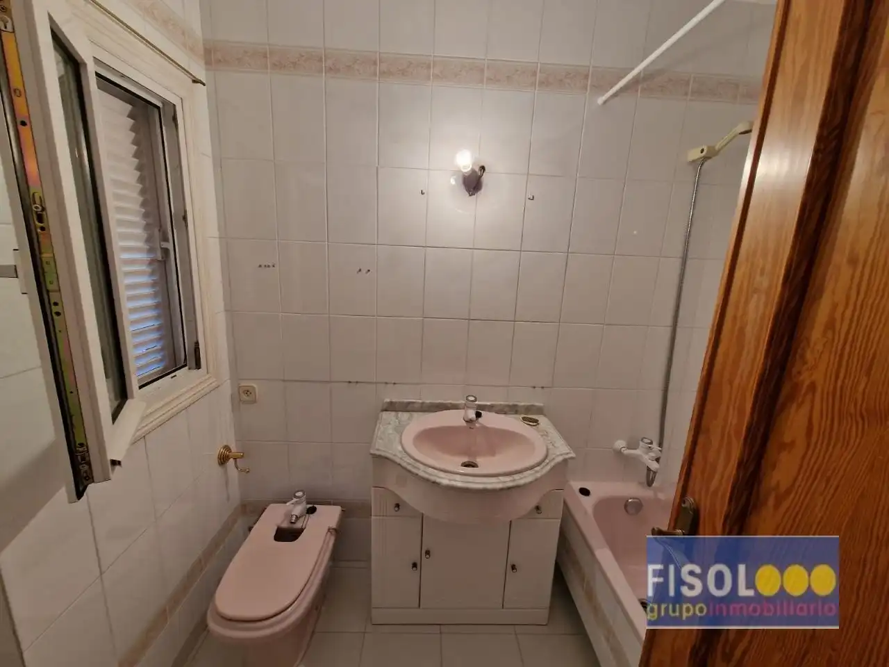 Badezimmer von Einfamilien-Reihenhaus zum Verkauf in Pozuelo de Alarcón mit Klimaanlage, Heizung und Privatgarten