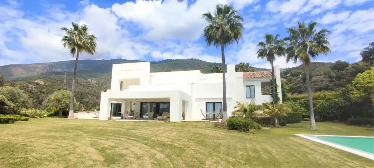 Vista exterior de Casa o chalet en venta en Benahavís con Aire acondicionado, Jardín privado y Terraza