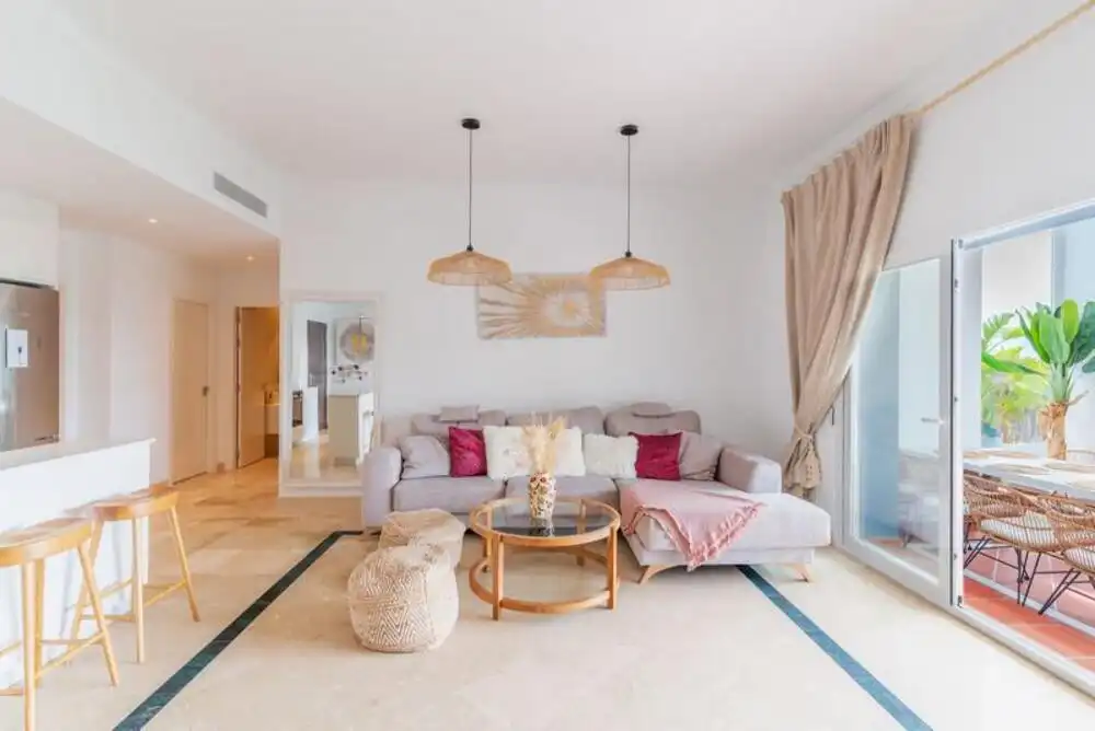 Sala d'estar de Planta baixa en venda en Benahavís amb Aire condicionat, Terrassa i Piscina