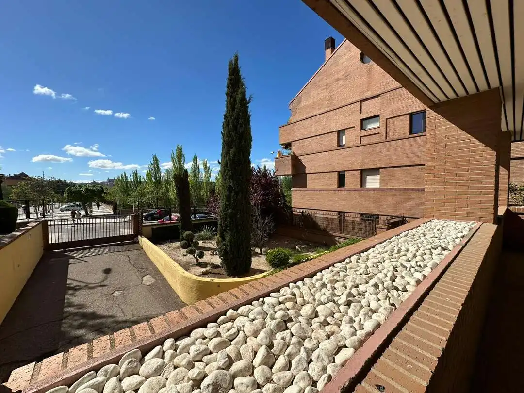 Außenansicht von Wohnung zum Verkauf in Toledo mit Klimaanlage, Heizung und Privatgarten