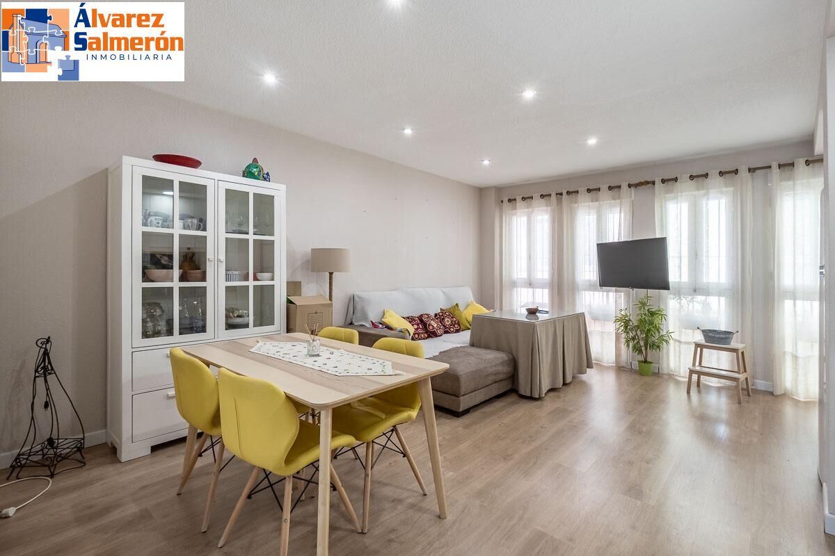 Living room of Flat for sale in  Granada Capital
