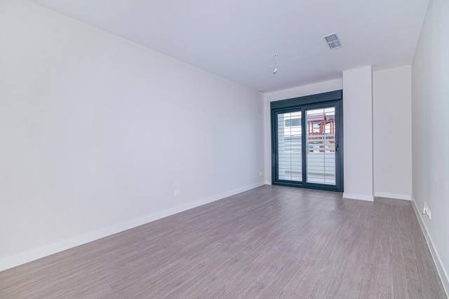 Piso en Venta en Calle FILOLOGO JULIO CASARES, 12 en Rosaleda - Juventud