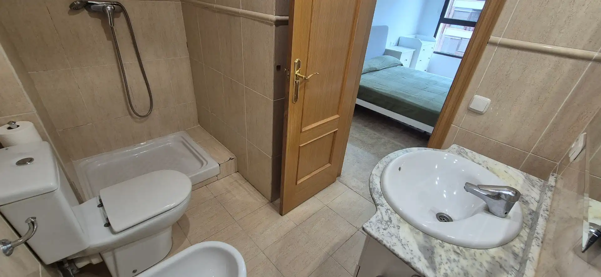 Bathroom of Study for rent in Valencia  with Air Conditioner, Furnished and Oven