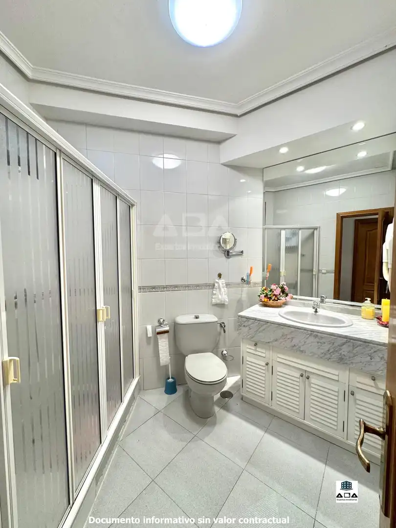 Baño de Casa o chalet en venta en Poyales del Hoyo con Aire acondicionado, Calefacción y Jardín privado