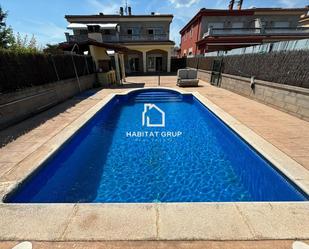 Piscina de Casa adosada en venda en Santa Coloma de Farners amb Aire condicionat, Calefacció i Jardí privat