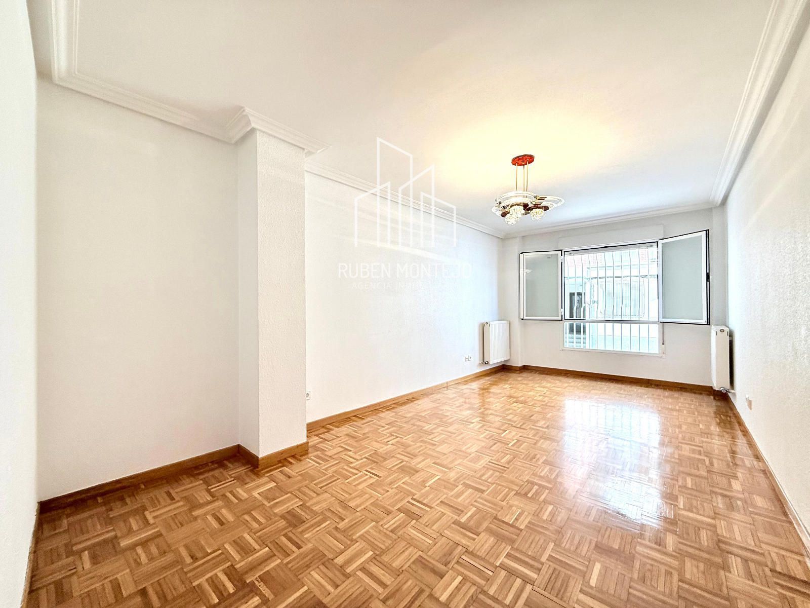 Exterior view of Flat for sale in Salamanca Capital  with Heating, Terrace and Storage room