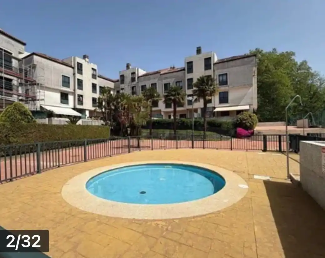 Vista exterior de Pis en venda en Pontevedra Capital  amb Traster, Moblat i Piscina comunitària